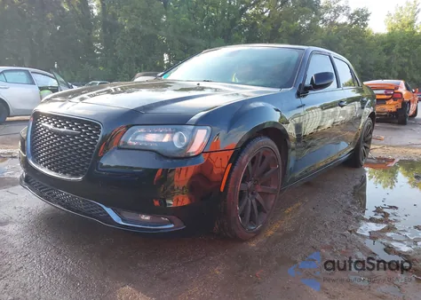 2015 Chrysler 300 300S z USA, uszkodzony, nr VIN 2C3CCABG6FH807698